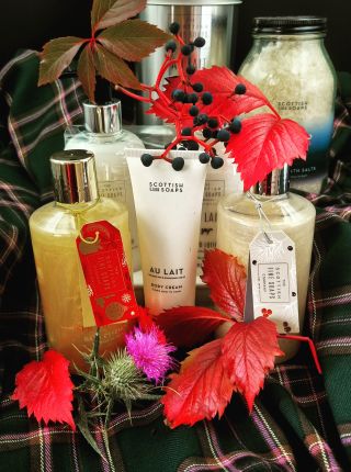 Těžký den? Nám po takových pomáhá chvilka relaxace a horká koupel plná vůně, pěny a péče. Přesně s tím i Vám pomůže...